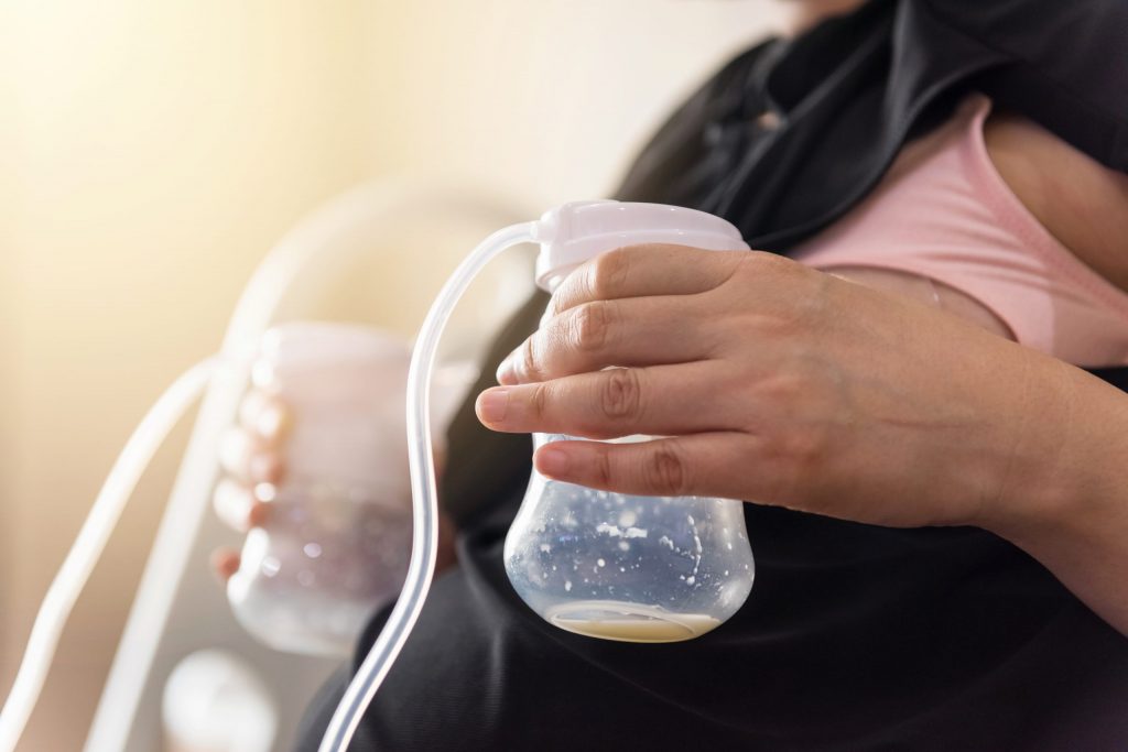 breast pumping mom