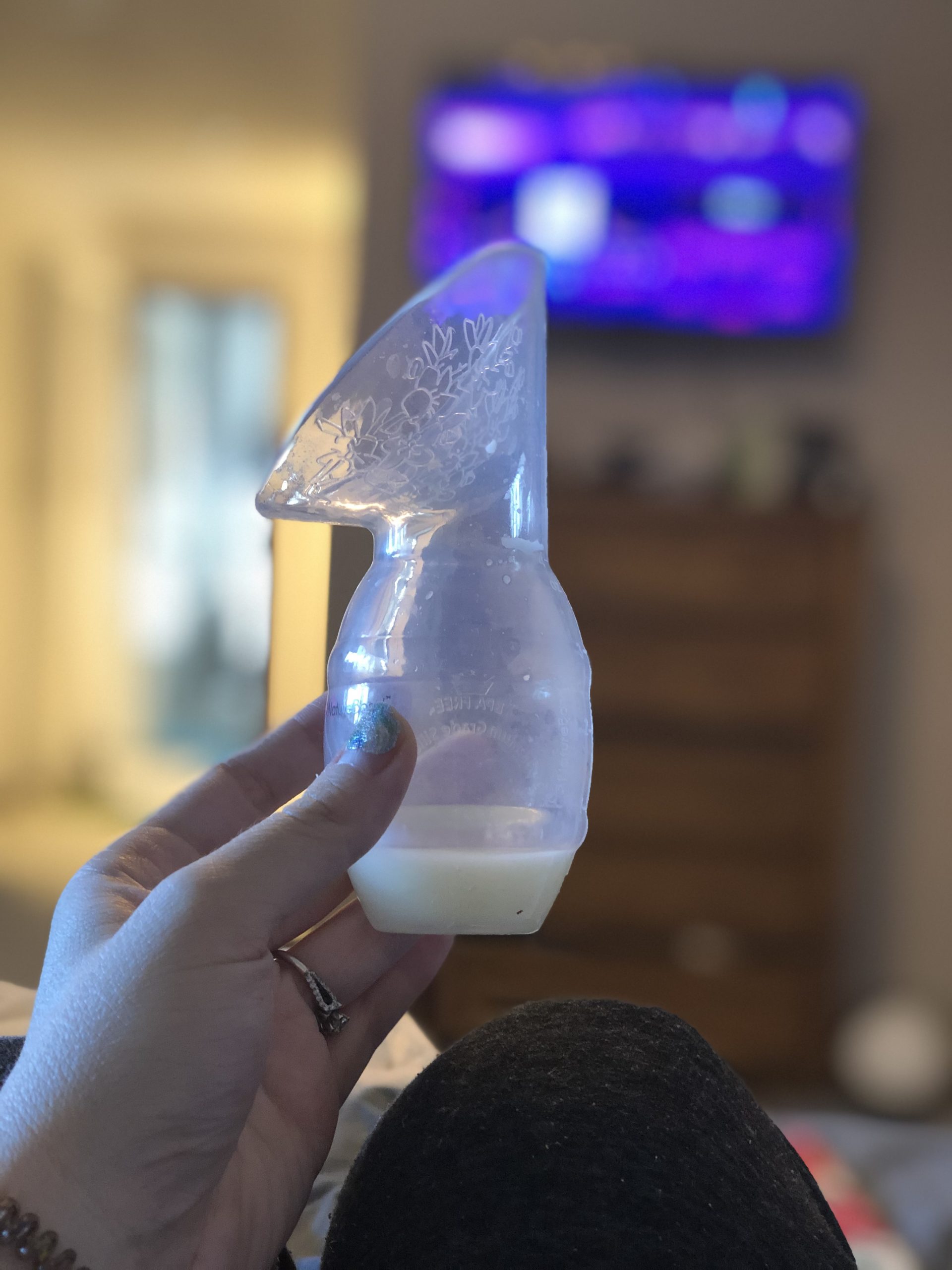 haakaa breast pump with milk in it